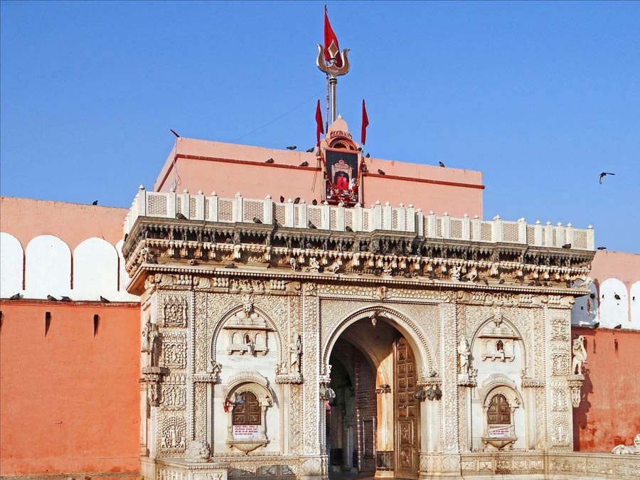 itinerary_deshnoke_temple_outside